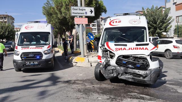 Denizli'de ambulansla hafif ticari araç çarpıştı: 5 yaralı