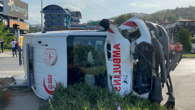Hasta sevk eden ambulans kamyonetle çarpıştı: 8 yaralı