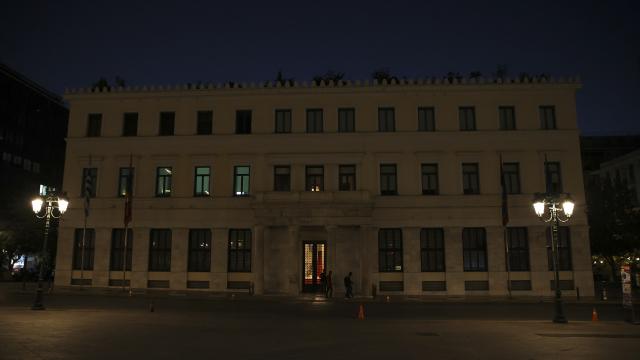 Atina Belediyesinin binasının ışıkları akşamları kapatılacak