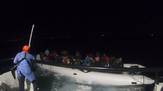 Urla'da geri itilen 26 düzensiz göçmen kurtarıldı