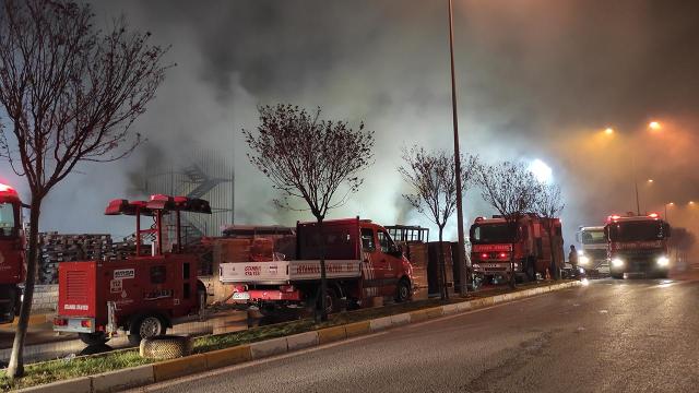 Beylikdüzü'nde depo yangını: 10 katlı bina boşaltıldı