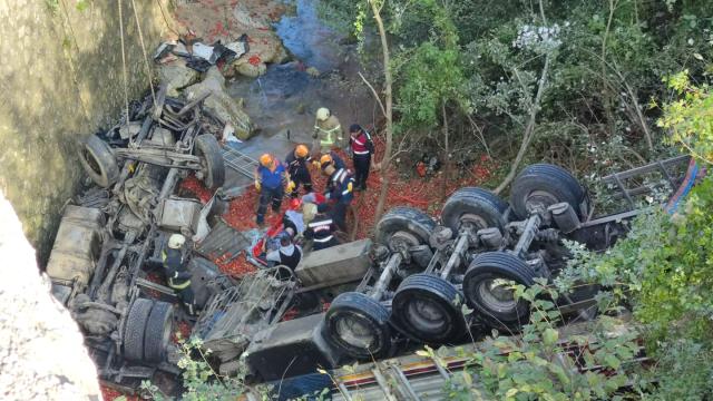Bursa'da düştüğü derede saatler sonra fark edilen tırın sürücüsü ölü bulundu