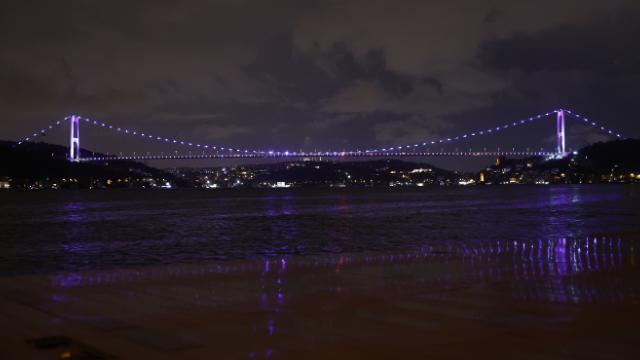 FSM Köprüsü Dünya Alzheimer Günü için mor renge büründü