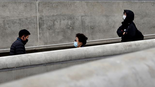 Güney Kore'de açık havada maske kullanma zorunluluğu kalkıyor