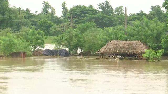 Hindistan'da aşırı yağışlar nedeniyle iki evin çökmesi sonucu 12 kişi öldü