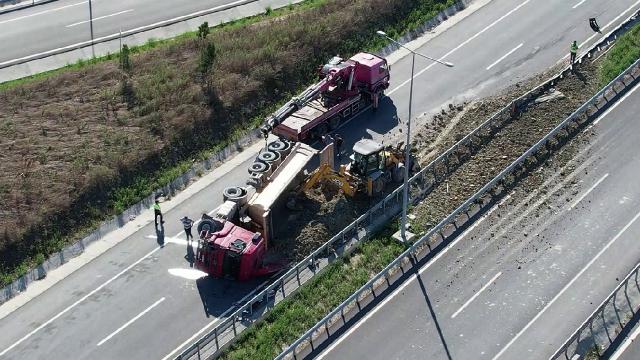 Arnavutköy'de kamyon ile otomobil çarpıştı: 2 yaralı