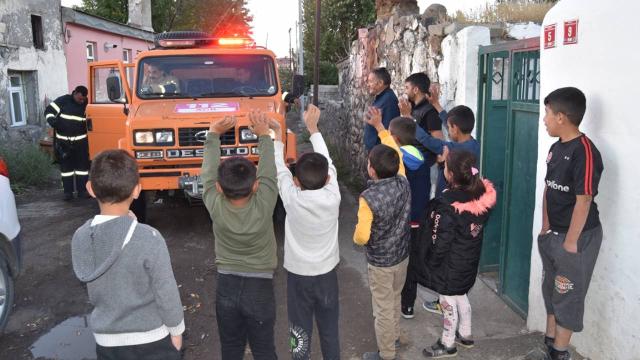 Kars'ta yangın ihbarına giden itfaiye ekibine sürpriz kutlama