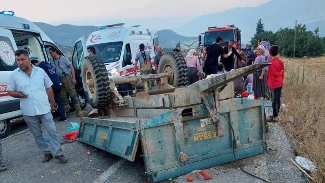 Tarım işçilerini taşıyan traktörle kamyon çarpıştı: 1 ölü, 13 yaralı
