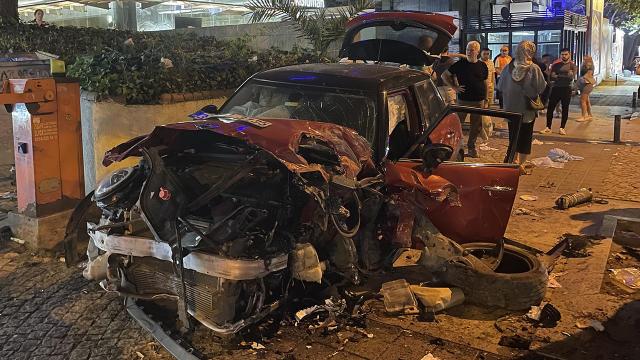 Kadıköy'de otomobil duvara çarptı: 3 yaralı