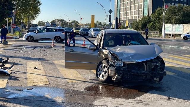 Edirne'de iki otomobilin çarpıştığı kazada 3 kişi yaralandı