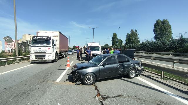 Anadolu Otoyolu'nda otomobil bariyere çarptı: 6 yaralı