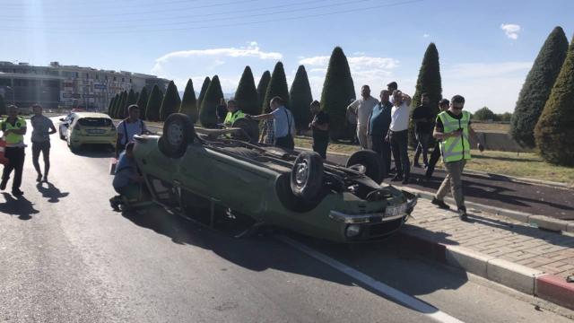 Karaman'da devrilen otomobilin sürücüsü yaralandı