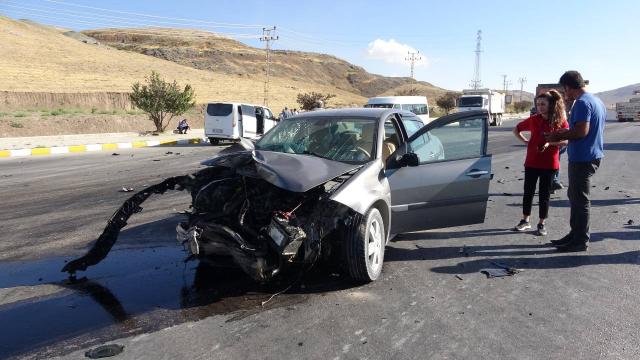 Van'da iki araç çarpıştı: 5 yaralı