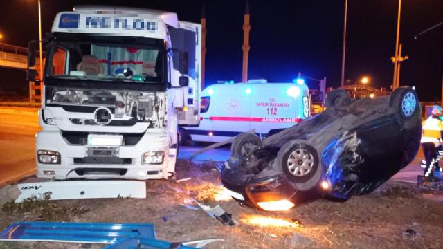 Sivas'ta tırın çarptığı otomobil takla attı: 2 kişi yaralandı
