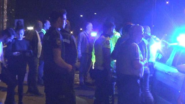 İzmir'de "dur" ihtarına uymayan sürücü 1'i polis 2 kişiyi yaraladı