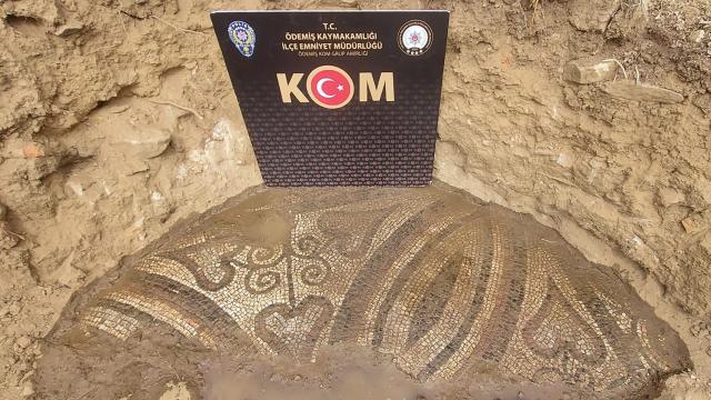 İzmir'de kaçakçılara göz açtırılmıyor: 2 bin yıllık mozaik ele geçirildi