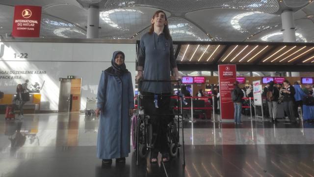 Dünyanın en uzun boylu kadını ilk kez uçağa bindi