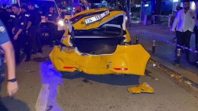 Kadıköy'de taksi ile otomobil çarpıştı: 2 yaralı