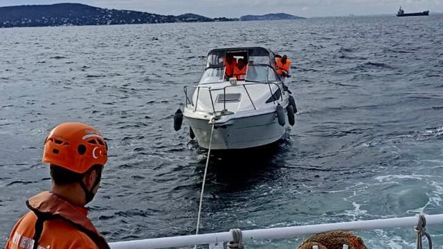 Pendik açıklarında sürüklenen teknedeki 4 kişi kurtarıldı
