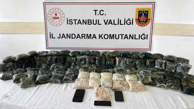 İstanbul'da düzenlenen operasyonda 300 bin uyuşturucu hap ele geçirildi