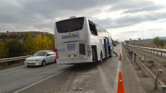 Afyonkarahisar'da 2 tır ile yolcu otobüsü çarpıştı: 2 yaralı