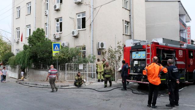 İzmir'de Aile Sağlığı Merkezi'ndeki yangın söndürüldü