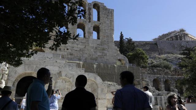 Atina'da bir turist Akropolis'teki kayalıklardan düşerek yaşamını yitirdi