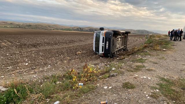 Amasya'da minibüs devrildi 3 kişi yaralandı