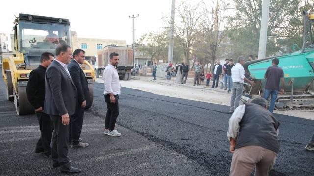 Artuklu'da yol asfaltlama çalışmaları sürüyor