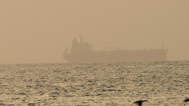İran, Basra Körfezi'nde 250 bin litre kaçak akaryakıt taşıyan bir gemiye el koydu