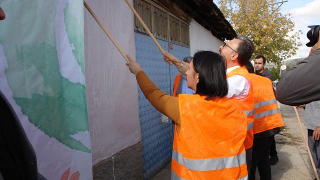 Pazaryeri'nin "çömlekçi" Kınık köyünde binalar beyaza boyanıyor