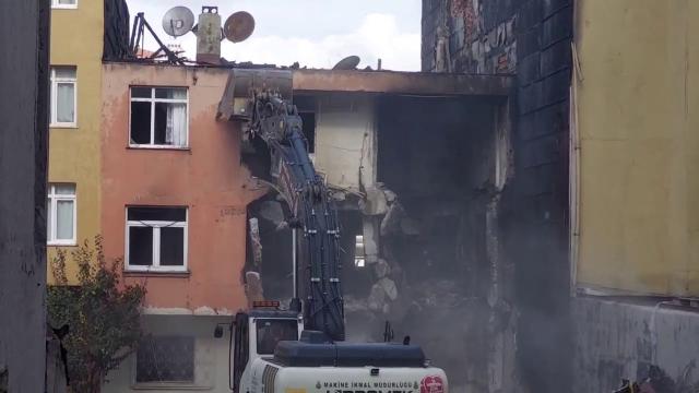 İstanbul Kadıköy'de patlamanın yaşandığı bina yıkılıyor
