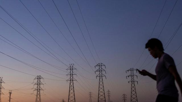 Pakistan'da birçok kent elektriksiz kaldı