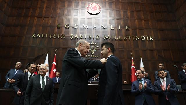Cumhurbaşkanı Erdoğan, Mehmet Ali Çelebi'ye parti rozetini taktı