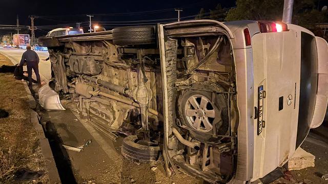 Denizlispor'u taşıyan minibüs direğe çarptı: 4'ü futbolcu 12 yaralı
