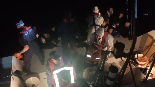 Yunanistan'ın ölüme ittiği 51 düzensiz göçmeni Sahil Güvenlik kurtardı