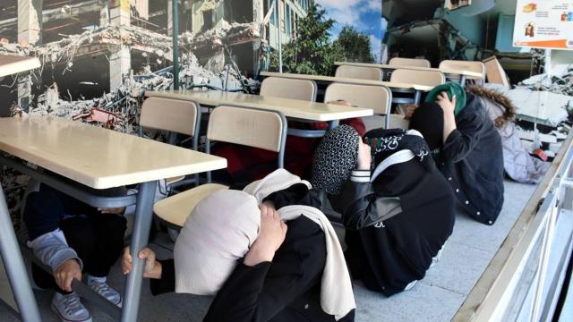 Kırıkkale'de öğrencilere simülasyon tırında deprem eğitimi verildi