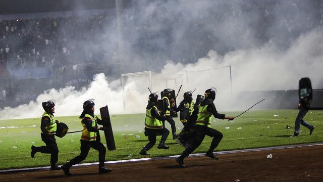 Endonezya Polisi: İzdiham yaşanan stadyumun kapıları kaçmaya uygun değil