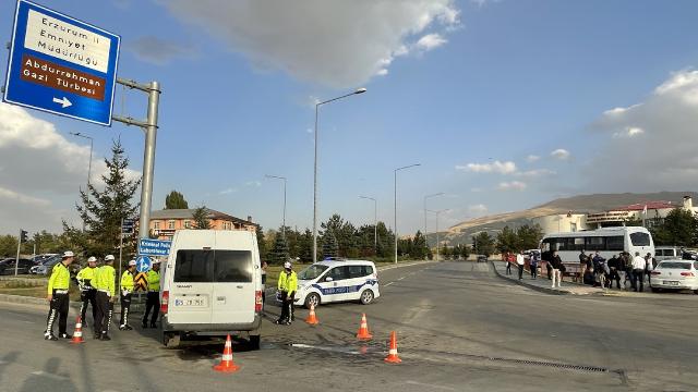 Erzurum'da servis araçları çarpıştı: 10 yaralı
