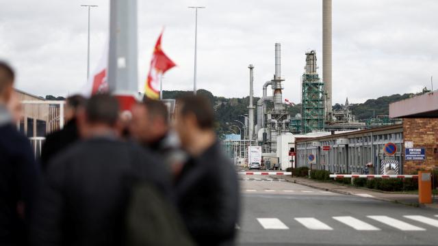 Fransa'da tüm enerji sektörü çalışanlarına iş bırakma çağrısı