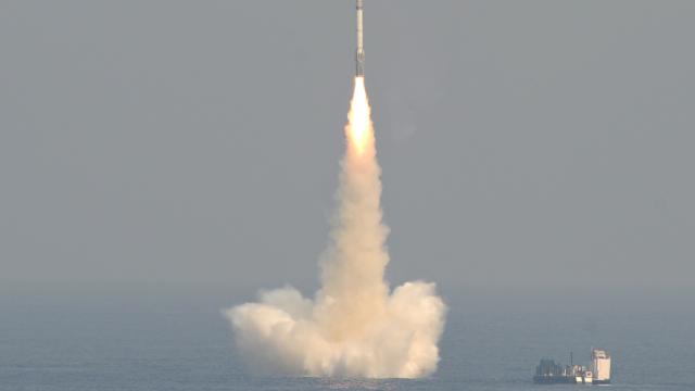Hindistan denizaltından balistik füze denemesi yaptı