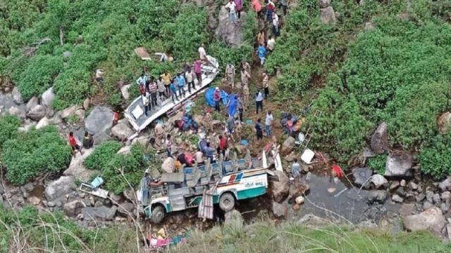 Hindistan'da otobüs uçuruma yuvarlandı: 31 ölü