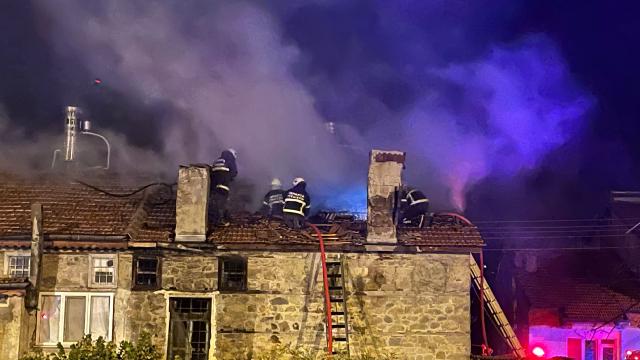 Denizli'de iki katlı binada yangın çıktı