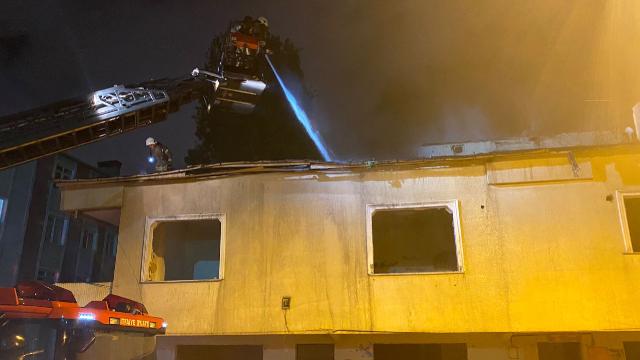 Güngören'de metruk binanın çatısı yandı