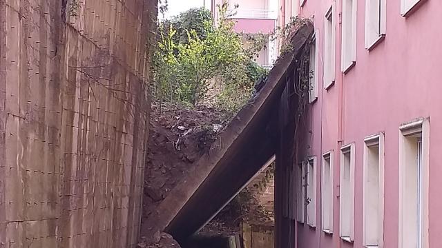 Zonguldak'ta çöken istinat duvarı apartmana zarar verdi