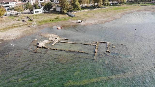 İznik Gölü'nü kuraklık vurdu: 2 bin yıllık tarih gün yüzüne çıktı
