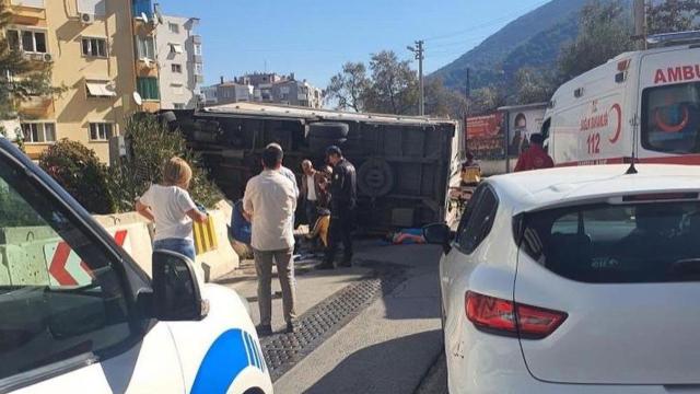 İzmir'de freni patlayan kamyon otomobile çarptı: 1 ölü, 6 yaralı