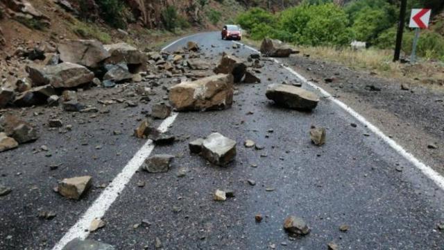 Yola düşen kaya parçaları otomobile zarar verdi