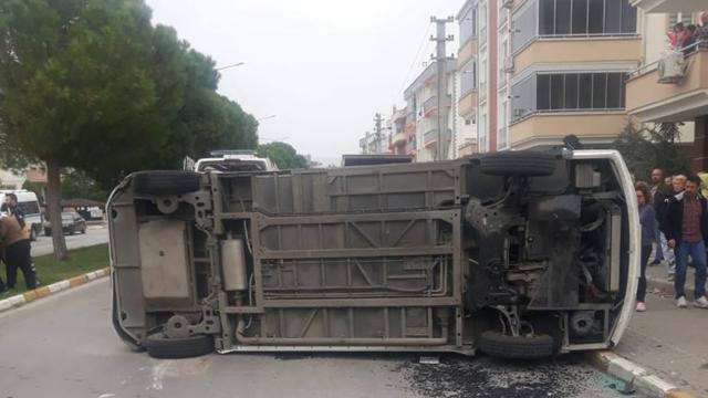 Balıkesir'de yolcu minibüsü ile otomobil çarpıştı: 9 yaralı