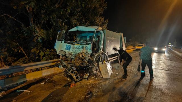 Aydın'da kırmızı ışıkta bekleyen tıra kamyonet çarptı: 2 yaralı